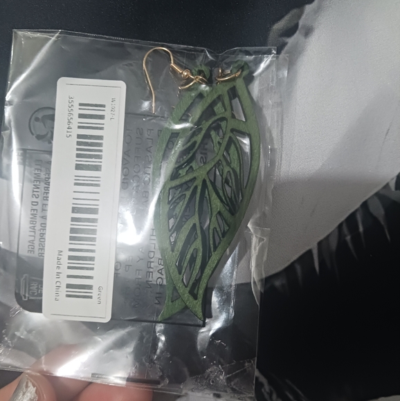 NEW Women green wood leaf earrings - Picture 4 of 5